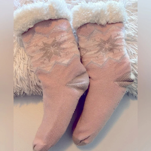 MUK LUKS 8 Pink & Gray white faux shearing cabin cozy socks.Rubber tabs on foot - Picture 1 of 5